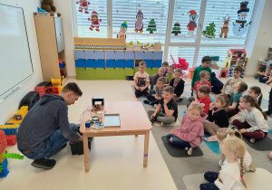 Dzieci obserwujące pokaz eksperymentów