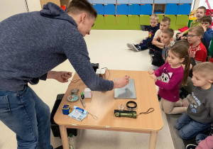 Dzieci obserwujące pokaz eksperymentów