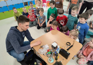 Dzieci obserwujące pokaz eksperymentów