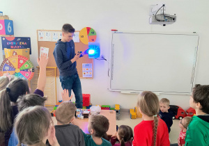 Dzieci obserwujące pokaz eksperymentów