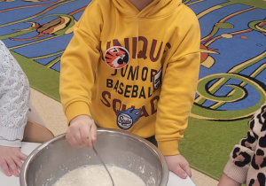 Chłopiec mieszający w misce