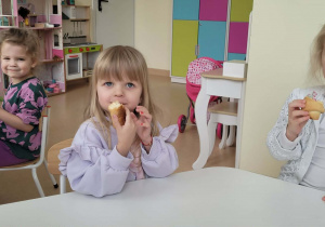 Dzieci jedzące rogaliki