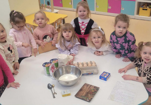 Dzieci z produktami na rogaliki