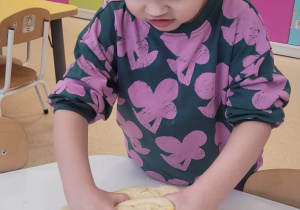 Dziewczynka ugniatająca ciasto