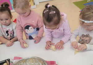 Dzieci kształtujące rogaliki