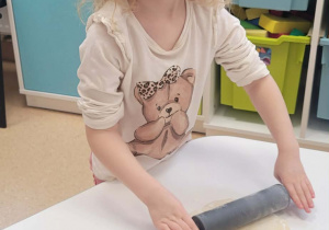 Dziewczynka ugniatająca ciasto