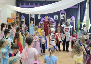 Przedszkolaki z Łaznowa podczas zabawy