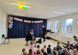 Chłopiec obserwujący grę na pianinie