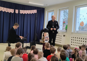 Chłopiec pokazujący zdjęcie Fryderyka Chopina