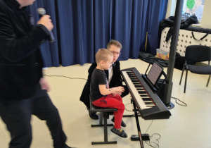 Chłopiec grający na pianinie