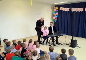 Dziewczynka podczas gry na pianinie