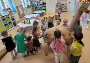 Grupa Myszki podczas pracy nad dinozaurem