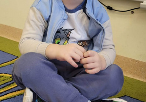 Chłopiec z maską dinozaura