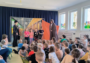 Dzieci uczestniczący w spektaklu