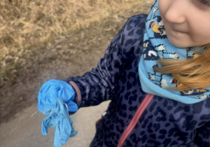 Dziewczynka w gumowych rękawiczkach