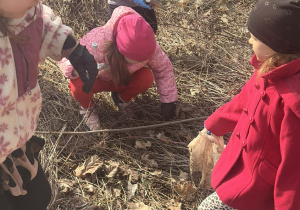 Dzieci sprzątające okolicę