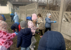 Dzieci sprzątające okolicę