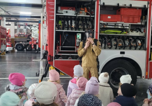 Dzieci oglądającee wóz strażacki