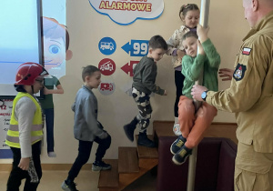 Dzieci zjeżdżające po ześlizgu