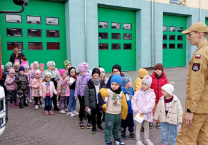 Dzieci przed budynkiem Straży Pożarnej