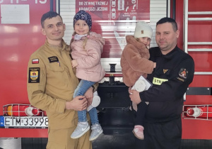 Strażacy z dziećmi