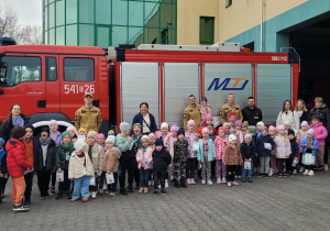 Cała grupa przed wozem