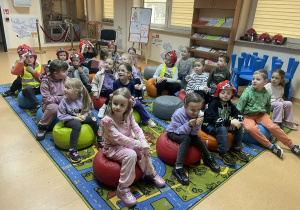 Dzieci słuchające wykładu