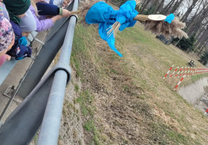 Ekologiczna Marzanna rzucana do wody