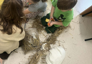 Grupa Jeżyki wykonujące Marzannę