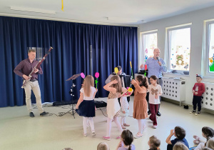 Taniec kwiatów wokół wiosny