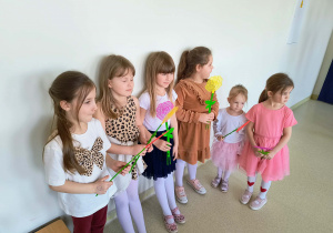 Dziewczynki z kwiatkami