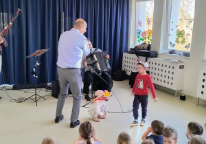 Przedszkolaki jako Pani Wiosna oraz bocian