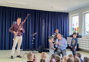 Przedszkolaki jako mysz i kotek