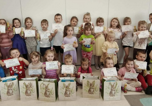 Dzieci z Rokicin wraz z nagrodami i dyplomami