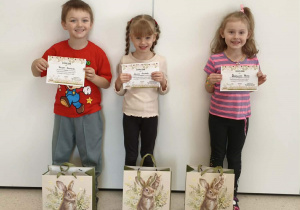 Dzieci z Rokicin wraz z nagrodami i dyplomami