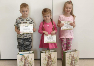 Dzieci z Rokicin wraz z nagrodami i dyplomami