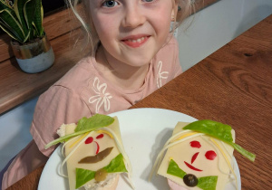 Dziewczynka z kanapkami