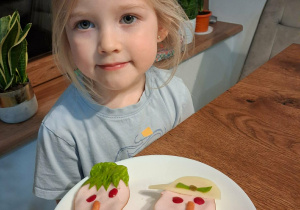 Dziewczynka z kanapkami