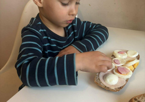 Chłopiec z kanapkami