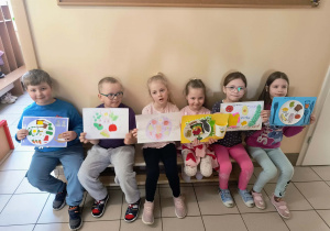 Dzieci z Sów ze swoimi pracami