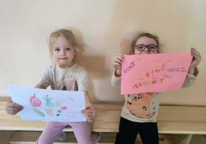 Dziewczynki z Krecików ze swoimi pracami