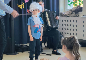 Chłopiec przebrany za Mozarta