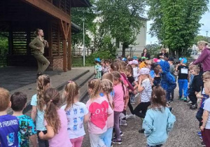Przedszkolaki podczas rozgrzewki