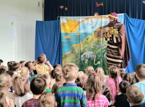 Teatrzyk ze spektaklem "Statek pełen zwierząt"