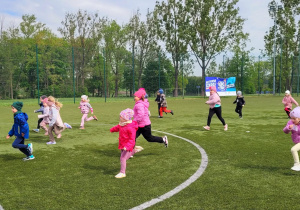 Dzieci podczas biegu
