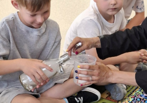 Wiewiórki podczas robienia eksperymentów