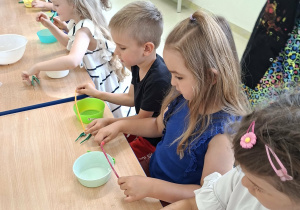 Wiewiórki podczas robienia eksperymentów