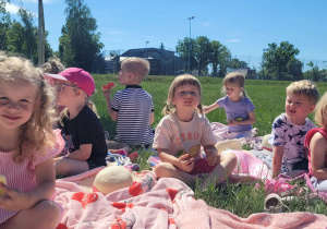 Dzieci podczas pikniku na łące