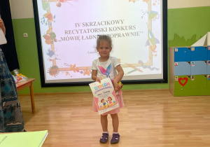 Uczestniczka konkursu z dyplomem
