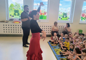 Tancerka falmenco z prowadzącym